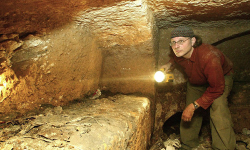 Một giả thuyết khác cho rằng, mộ Chúa Jesus nằm ở Talpoit, Jerusalem, từng xuất hiện trong phim tài liệu “Ngôi mộ mất tích của Jesus” của đạo diễn James Cameron năm 2007.