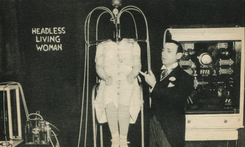 Vào thời xưa, trò ảo thuật "người phụ nữ đứt lìa đầu vẫn sống" khá phổ biến. Theo đó, nhà ảo thuật biểu diễn màn "chặt đầu" một phụ nữ trước sự chứng kiến của khán giả bằng những thủ thuật khéo léo. Mặc dù biết đây chỉ là một trò ảo thuật nhưng vẫn có không ít khán giả cảm thấy sợ hãi.