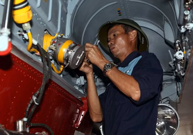 Kiểm tra tình trạng kỹ thuật trước ban bay.