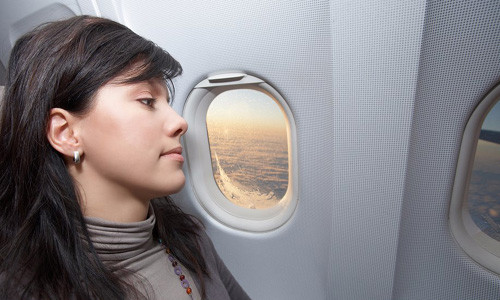  Tắt đèn/chuyển sang ánh sáng mờ khi máy bay hạ cánh: Khi máy bay hạ cánh vào ban đêm, phi công thường chuyển sang ánh sáng mờ hoặc tắt đèn để phòng trường hợp hành khách cần phải sơ tán. Không có nhiều hành khách biết được lý do vì sao tổ bay lại làm như vậy. Theo các chuyên gia hàng không, hành động trên giúp mắt của hành khách được điều chỉnh quen với bóng tối và nhờ đó có thể nhìn bên ngoài tốt hơn. Ảnh: Shutterstock. 