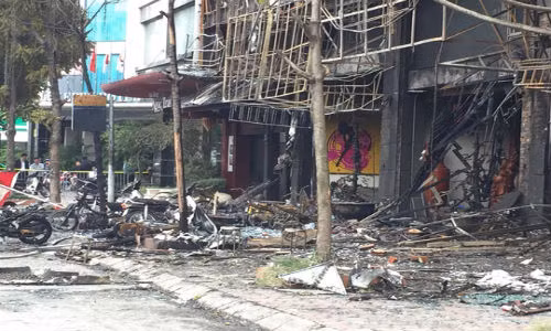 Ban giao thi the 13 nan nhan vu chay quan karaoke cho gia dinh