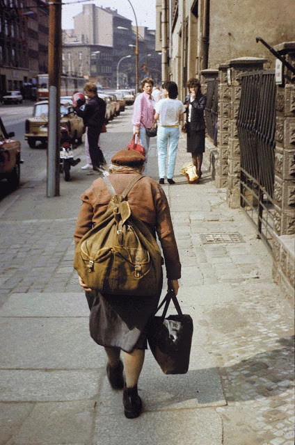 Trước khi Bức tường Berlin bị phá dỡ năm 1989, nó chia cắt thủ đô nước Đức thành Đông Berlin và Tây Berlin.