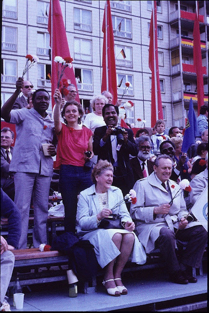 Người dân Berlin vui vẻ khi tham gia một sự kiện quan trọng.