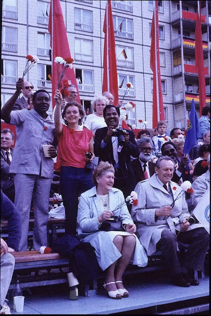 Người dân Berlin vui vẻ khi tham gia một sự kiện quan trọng.