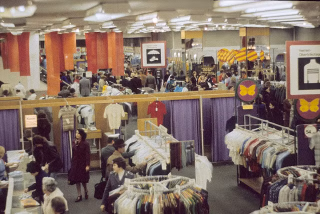 Bên trong một trung tâm mua sắm ở Berlin.