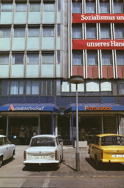 Đồng thời, Bức tường Berlin cũng được dựng lên nhằm ngăn việc di tản quy mô lớn từ Đông Berlin sang Tây Berlin.