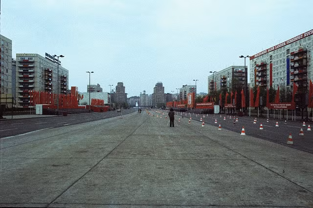 Đường phố ở thành phố Berlin rộng thênh thang nhưng có ít người qua lại.