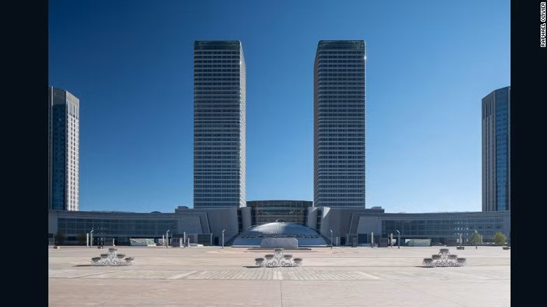 Thậm chí, một số tòa nhà cao tầng, công trình đang trong quá trình thi công hoặc bị bỏ hoang.