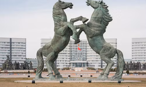 Thành phố Ordos được mệnh danh " thành phố ma" lớn nhất Trung Quốc nằm ở khu tự trị Nội Mông. Khi đến đây, du khách sẽ nhìn thấy nhiều công trình lớn, hiện đại nhưng vắng bóng con người.