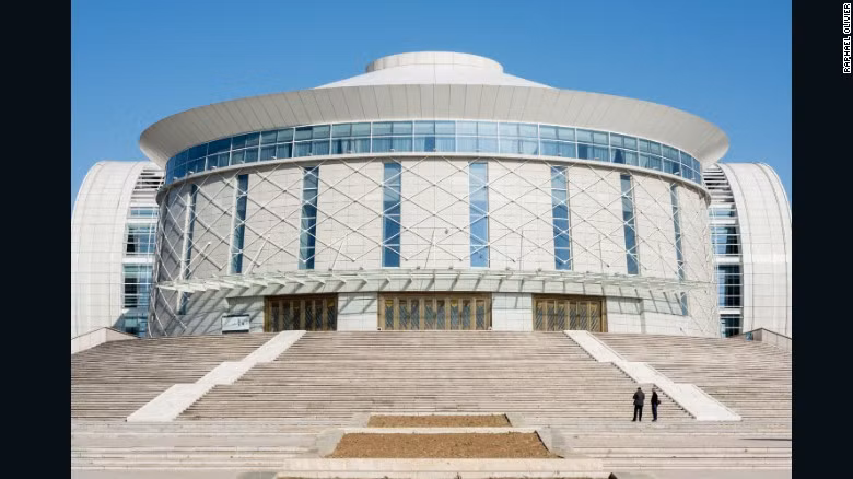 Nhiều tòa nhà cao tầng, công trình hiện đại được xây dựng ở Ordos. Tuy nhiên, chỉ 10 năm sau, thành phố này trở thành "địa điểm ma" khi các căn hộ, tòa nhà ở đây không bán được.