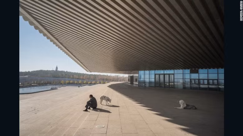 Những công trình hiện đại, sang trọng bị bỏ hoang.