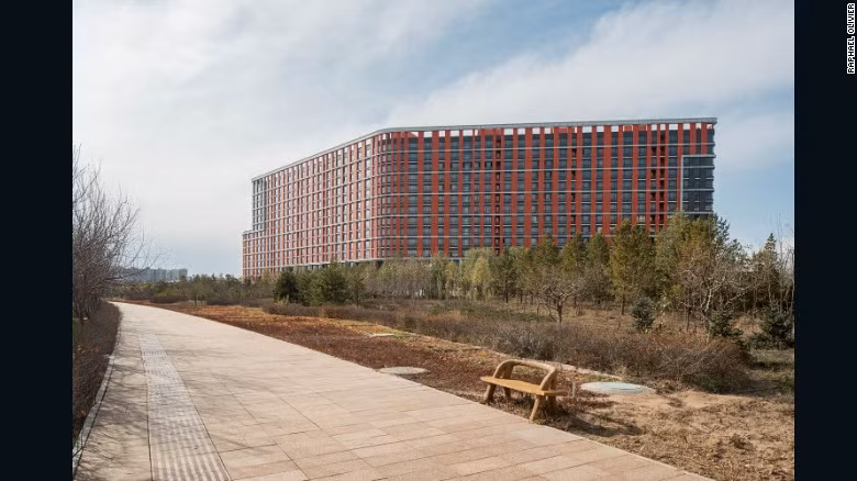 Khung cảnh hoang vắng đến lạnh người ở "thành phố ma" lớn nhất Trung Quốc.