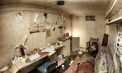 Hầm ngầm có từ thời Chiến tranh Lạnh này có diện tích khá khiêm tốn. Do vậy, các căn phòng được bố trí đồ đạc khá chật chội.