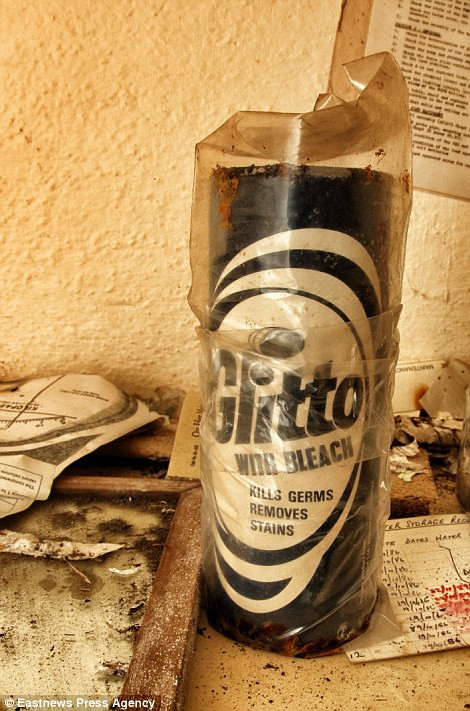 Nhiều đồ đạc, vật dụng bị bỏ lại bên trong hầm ngầm.