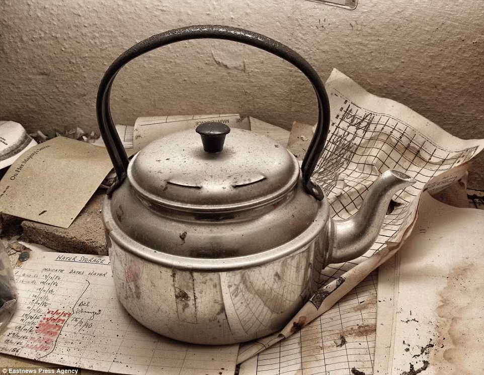 Một số giấy tờ, tài liệu cũng bị bỏ lại, nằm rải rác trong hầm ngầm.