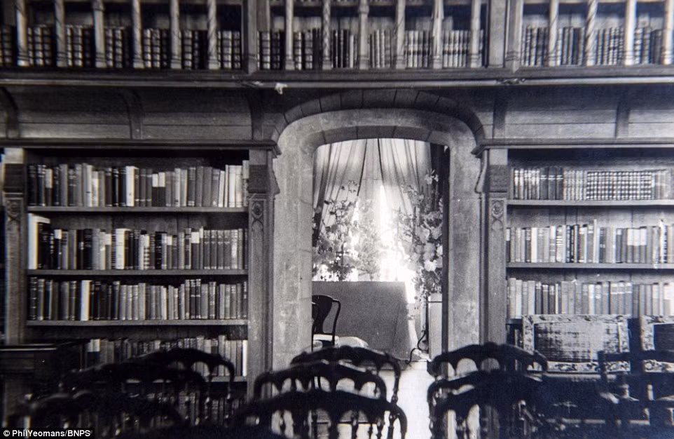 Cuộc hôn nhân của Vua Edward VIII với gái nạ dòng này được xem là một trong những mối tình lãng mạn nhất trong Hoàng gia Anh nhưng đồng thời nó cũng ảnh hưởng lớn đến danh tiếng của hoàng tộc.