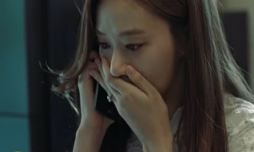 Nua dem, nghe xong cu dien thoai bat ngo, vo nga vat ra ngat xiu...