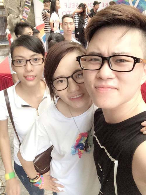 Lê Thiện Hiếu chụp ảnh cùng các bạn gái.