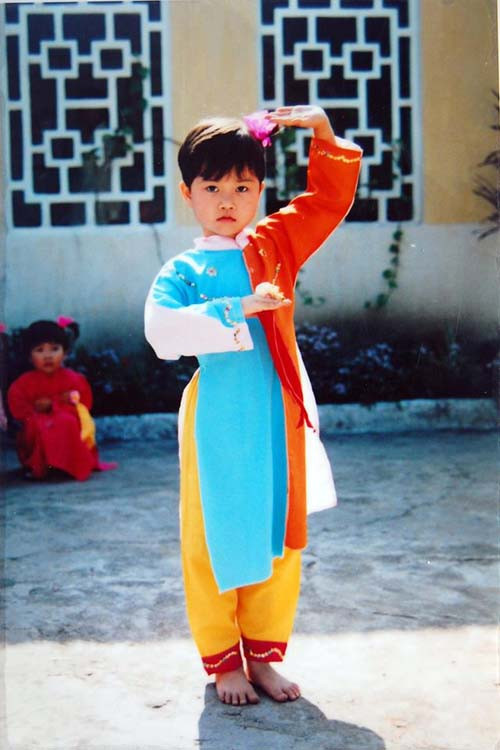 Lê Thiện Hiếu mặc váy biểu diễn văn nghệ của trường. 