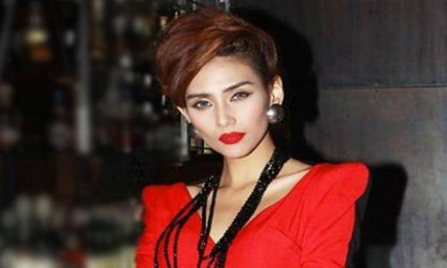 Phat hoang voi loi trang diem cua A hau Hoang Yen