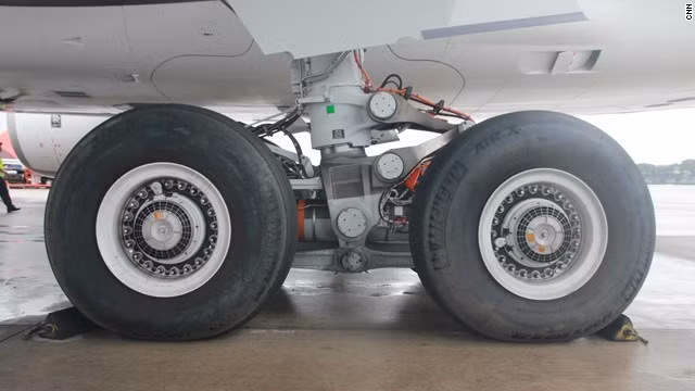 Lốp máy bay thông thường được bơm căng với áp suất 200 psi (một psi tương ứng với 6.895 pascal), gấp 6 lần áp suất ở lốp xe hơi để duy trì độ bền của lớp. Ảnh: Bizlive.vn.