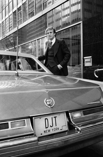 Tổng thống Trump chụp ảnh bên chiếc Cadillac ở New York năm 1976.