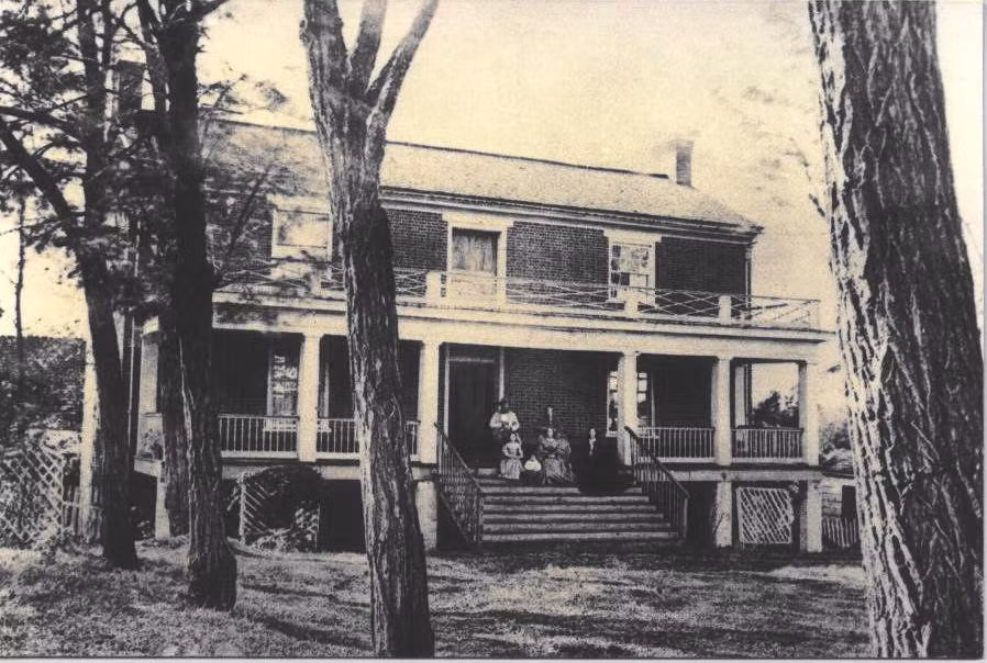 Trước tình hình chiến sự ác liệt, gia đình của McLean chuyển đến Appomattox Court House cách đó hơn 100 dặm. Đến ngày 9/4/1865, phe miền Nam đầu hàng tại trận chiến Appomattox Court House. Hai bên trong Nội chiến Mỹ đã tiến hành thương lượng ngay tại ngôi nhà của McLean. Ảnh: History.com.