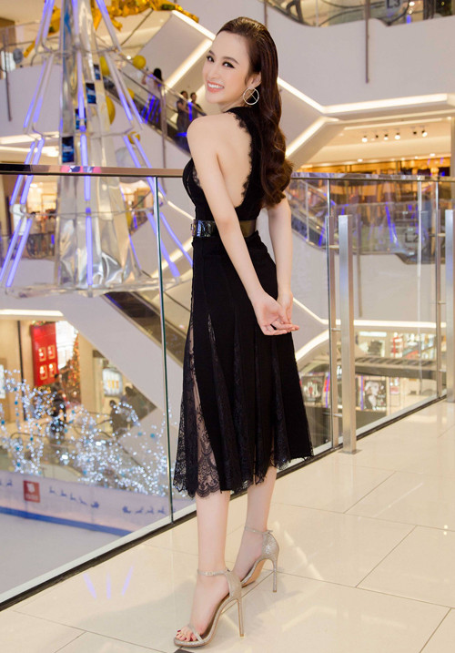 Ngoài đóng phim, sắp tới, người đẹp thử sức với nghề ca hát. 6 tháng qua, cô âm thầm đi học thanh nhạc, chuẩn bị khoe giọng với dòng nhạc ballad.