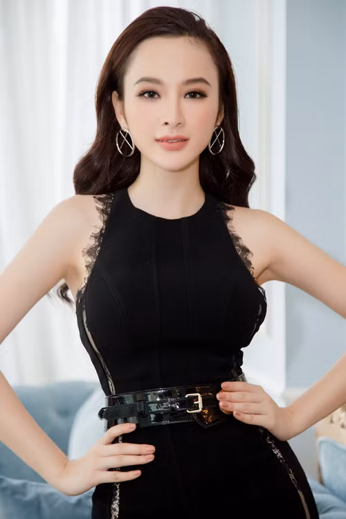 Là người của công chúng nên bà mẹ 9x luôn ý thức giữ gìn nhan sắc. Bí quyết của cô là uống nhiều nước, không ăn đồ nóng và mang theo mặt nạ để dưỡng da khi đi ngủ.