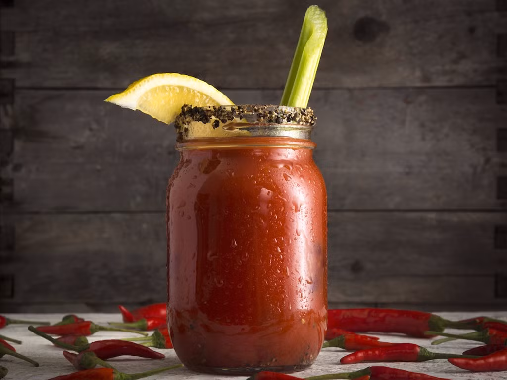 Tổng thống John F. Kennedy thích nhiều loại cocktail nhưng ông thích nhất là "bloody mary" chế biến từ vodka, cà chua, gia vị và hương hiệu.