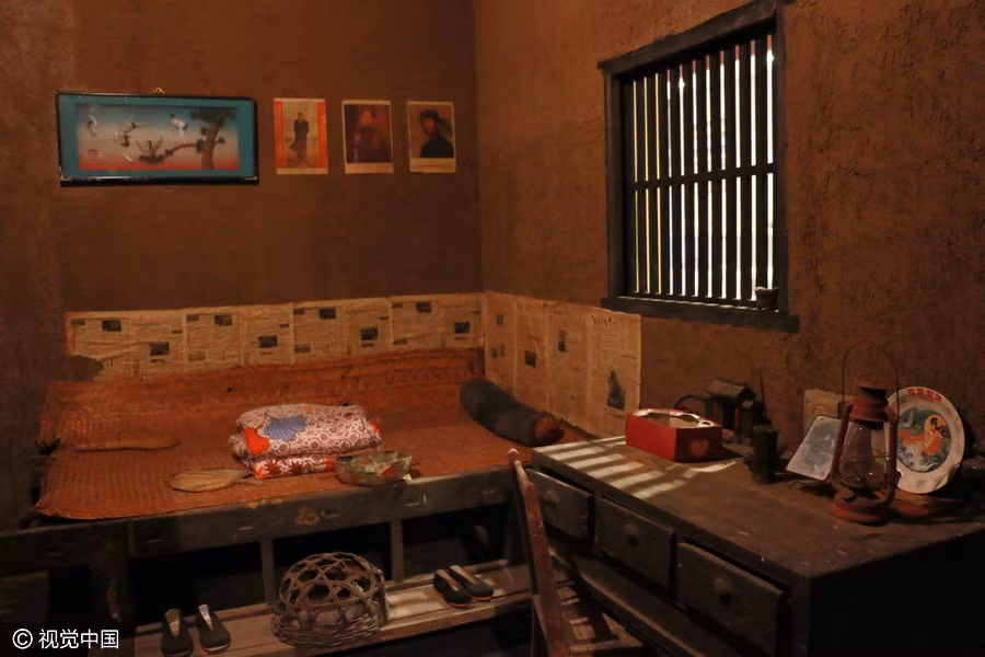 Những đồ nội thất trong phòng ngủ được người dân Trung Quốc sử dụng trong những năm 1960. Ảnh: VCG.