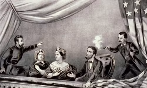  Abraham Lincoln: Tổng thống Mỹ Abraham Lincoln bị ám sát vào khoảng 22h15 ngày 14/4/1865. Thời điểm xảy ra vụ ám sát, ông chủ Nhà Trắng đang đi xem một vở kịch tại nhà hát Ford ở thủ đô Washington cùng với phu nhân Mary Todd Lincoln, phó tổng thống Andrew Johnson và Bộ trưởng Ngoại giao William H. Seward. 
