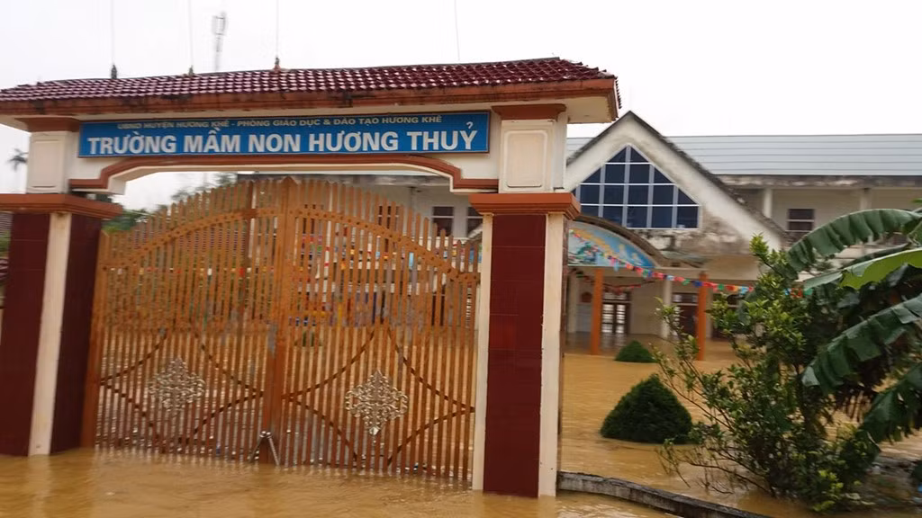 Hiện tại các xã vùng sâu của huyện Hương Khê, Hà Tĩnh như Phương Mỹ, Hương Điền, Hà Linh, Hòa Hải, Hương Thủy... bị ngập nặng, một số xã bị cô lập hoàn toàn. Ngoài ra các xã vùng cao như Phú Phong, Hương Xuân, Hương Liên… cũng ngập nặng do mưa lớn.