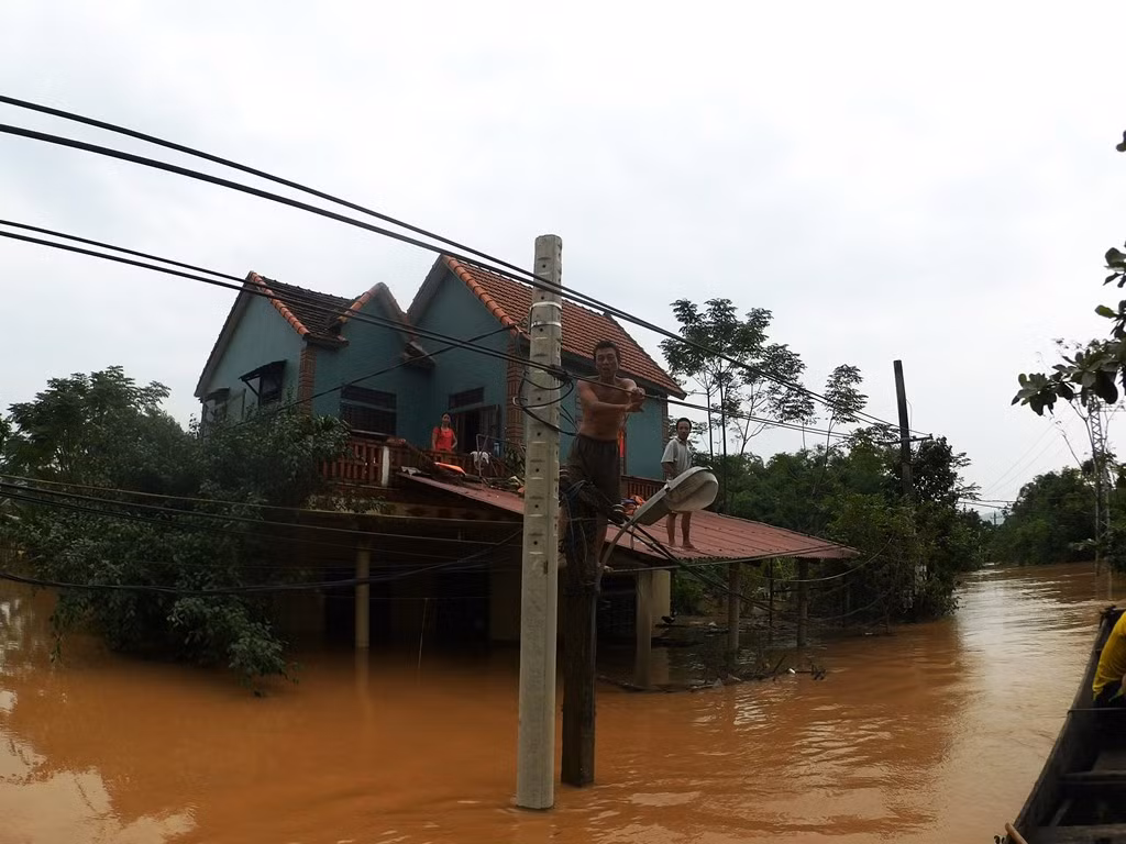 Đường dây điện cũng trở thành "đường đi" của một số người dân ở xã Văn Hóa.