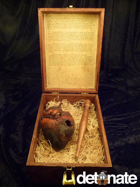 Auguste Delagrange bị cho là ma cà rồng giết chết hơn 40 người. Năm 1912, Delagrange bị giết chết và trái tim của "ma cà rồng" này được đựng trong một hộp gỗ sồi và trên nắp của chiếc hộp này có ghi rõ: “Heart of the Vampire Auguste Delagrance – Put down April 7.1912” (tạm dịch: Tim của ma cà rồng Auguste Delagrance, bị hạ ngày 7/4/1912).