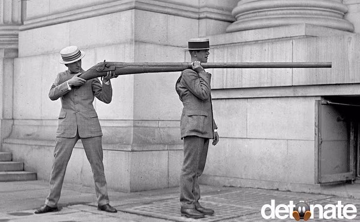 Punt gun là loại súng shotgun lớn nhất được chế tạo trong thế kỷ 19, chủ yếu được sử dụng với mục đích là đi săn thay vì các mục đích quân sự. Với một phát bắn, khẩu súng này có thể giết chết 50 con vịt trời cùng lúc.