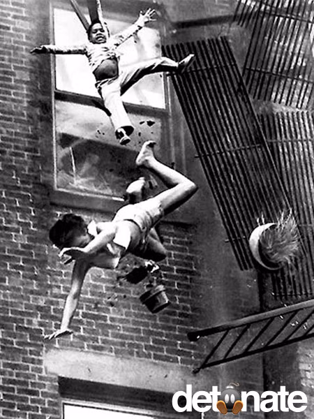 Bức ảnh ghi lại khoảnh khắc kinh hoàng khi một người giữ trẻ cùng bé gái liều mình nhảy ra khỏi tòa nhà đang bốc cháy dữ dội tại thành phố Boston, Mỹ năm 1975.