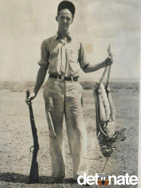 Bức ảnh này được chụp năm 1937 gây ấn tượng với hình ảnh một chàng thợ săn cầm trên tay một con châu chấu khổng lồ. Về sau, bức ảnh gây xôn xao dư luận một thời này đã được chứng minh là giả mạo.