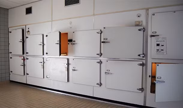  Chiến dịch Mincemeat: Trong Chiến tranh thế giới 2, quân đội Anh đã có chiêu lạ để đánh lạc hướng kẻ thù và đạt được thành công. Anh đã thực hiện kế hoạch gây nhiễu thông tin có tên Chiến dịch Mincemeat nhằm khiến phe phát xít lầm tưởng rằng quân Đồng minh sẽ tiến đánh, chiếm Hy Lạp thay vì đảo Sicily - nơi họ thực sự đổ bộ vào tháng 7/1943. Ảnh: Wikipedia. 