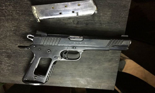 Súng được thu giữ từ Long "Cát". Ảnh: Bá Chiêm. Súng được thu giữ từ Long "Cát". Ảnh: Bá Chiêm.