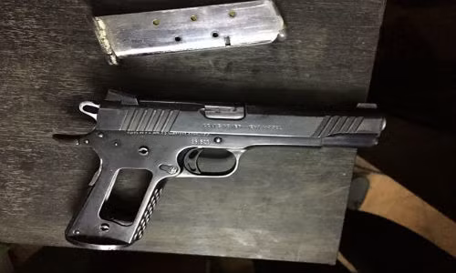 Súng được thu giữ từ Long "Cát". Ảnh: Bá Chiêm.