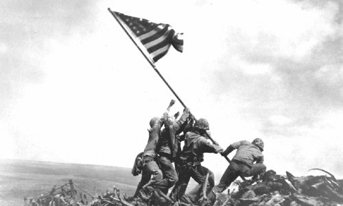 Thủy quân lục chiến Mỹ cắm cờ chiến thắng trên đỉnh Suribachi của Nhật ngày 23/2/1945. Đây là một trong những bức ảnh nổi tiếng thế giới. Ảnh: Thủy quân lục chiến Mỹ.