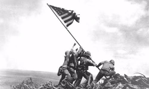 Thủy quân lục chiến Mỹ cắm cờ chiến thắng trên đỉnh Suribachi của Nhật ngày 23/2/1945. Đây là một trong những bức ảnh nổi tiếng thế giới. Ảnh: Thủy quân lục chiến Mỹ.