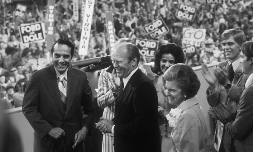 Cựu Thống đốc bang California Ronald Reagan thất bại trong chiến dịch bầu cử Tổng thống Mỹ năm 1976 trước Tổng thống Gerald Ford. Trong ảnh là Tổng thống Gerald Ford rạng rỡ bên vợ - Đệ nhất phu nhân Betty Ford và thượng nghị sĩ Robert Dole sau khi nhận được đề cử của đảng Cộng hòa để tham gia cuộc đua trở thành Tổng thống Mỹ tại hội nghị của đảng Cộng hòa ở thành phố Kansas ngày 19/8/1976. Ảnh: Dirck Halstead/Liaison/Getty Images.