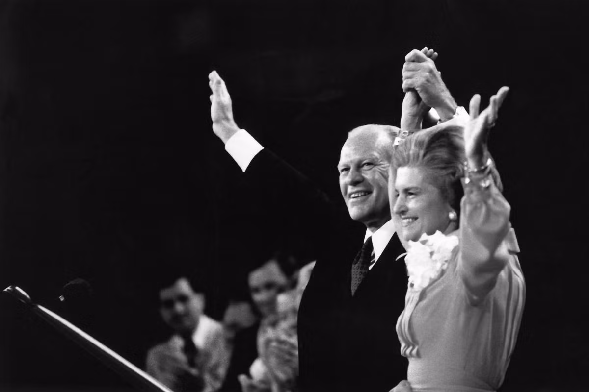 Vợ chồng Tổng thống Gerald Ford được các cử tri ủng hộ khi tham dự hội nghị của đảng Cộng hòa ngày 19/8/1976. Ảnh: Karl Schumacher/Gerald R. Ford Library/Getty Images.