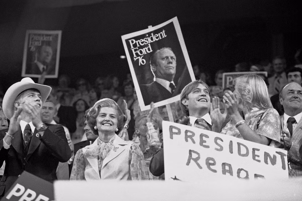 Đệ nhất phu nhân Betty Ford (thứ 2 từ trái sang) đứng giữa những người ủng hộ Tổng thống Gerald Ford và Thống đốc bang California Ronald Reagan tại hội nghị của đảng Cộng hòa nhằm quyết định người được đảng lựa chọn làm ứng viên tham gia cuộc bầu cử Tổng thống Mỹ. Ảnh chụp ngày 18/8/1976 tại thành phố Kansas, Missouri. Ảnh: AP.