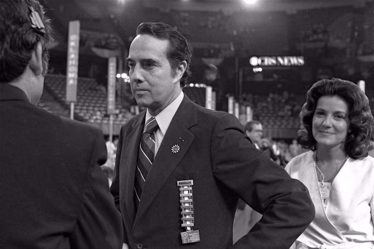 Thượng nghị sĩ bang Kansas - ông Robert Dole là người được Tổng thống Gerald Ford chọn làm người đồng hành, được đề cử làm phó Tổng thống tiến vào hội trường tại thành phố Kansas, Missouri để tham dự hội nghị của đảng Cộng hòa ngày 15/8/1976. Ảnh: AP.