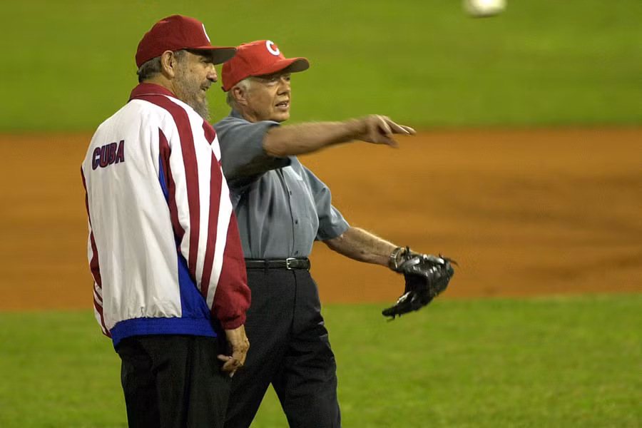Cựu Tổng thống Mỹ Jimmy Carter (phải ảnh) có mặt tại sân bóng chày cùng nhà lãnh đạo Cuba Fidel Castro tại sân vận động ở Havana. Ảnh: IC.