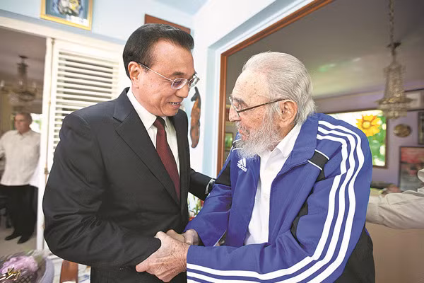 Lãnh tụ Fidel Castro tiếp Thủ tướng Trung Quốc Lý Khắc Cường tại nhà riêng tại thủ đô Havana ngày 25/9/2016. Ảnh: Agencies.