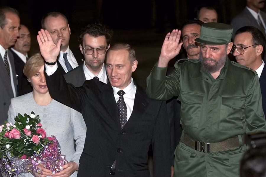 Cựu Chủ tịch Cuba Fidel Castro (phải ảnh) chụp ảnh cùng Tổng thống Nga Vladimir Putin trong khuôn khổ chuyến thăm tới Cuba hồi tháng 12/2000. Ảnh: IC.